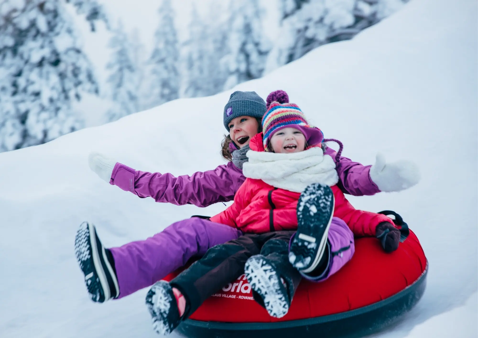 Des enfants qui s'amusent en Laponie