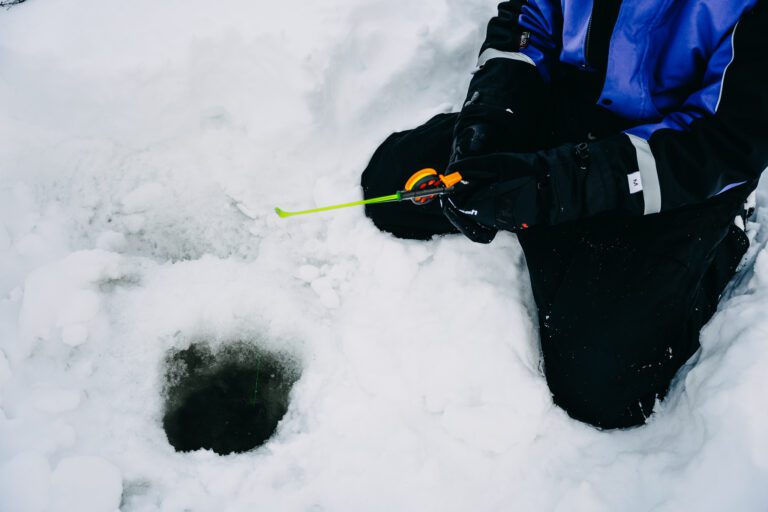 Pêche sur glace en Laponie