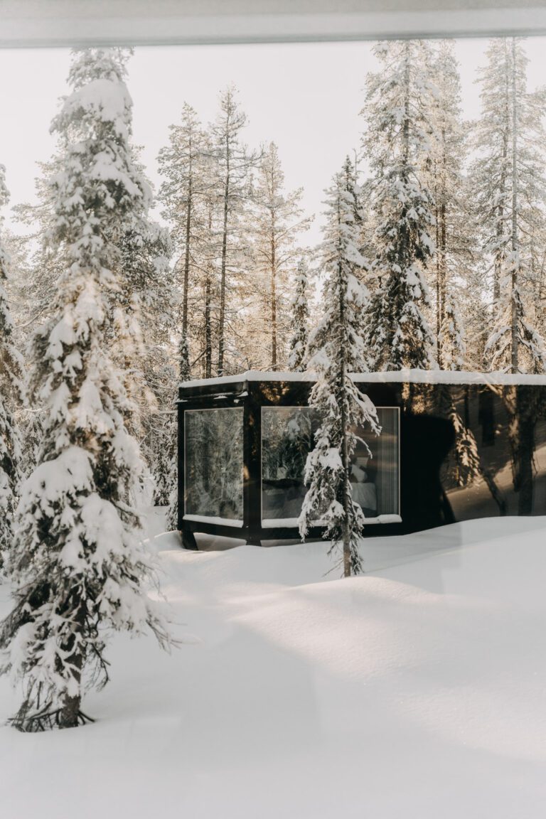 Chalet en verre en Laponie.