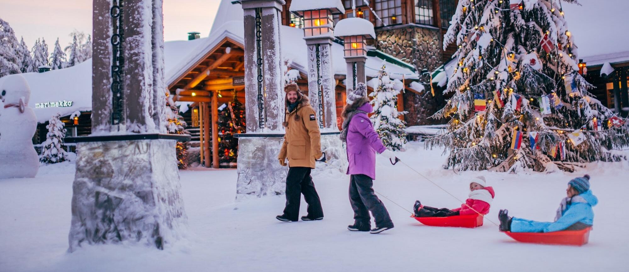 Famille au Village de Santa Claus en Laponie