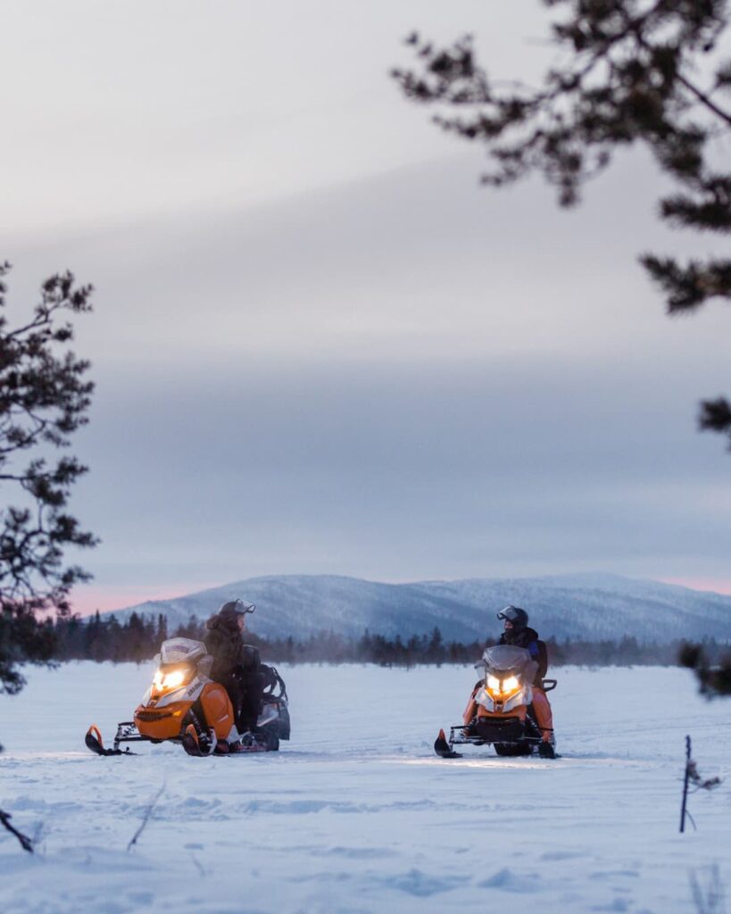 Voyages en Laponie - Excursion en motoneige - voyages en Laponie - motoneige - aurores boréales